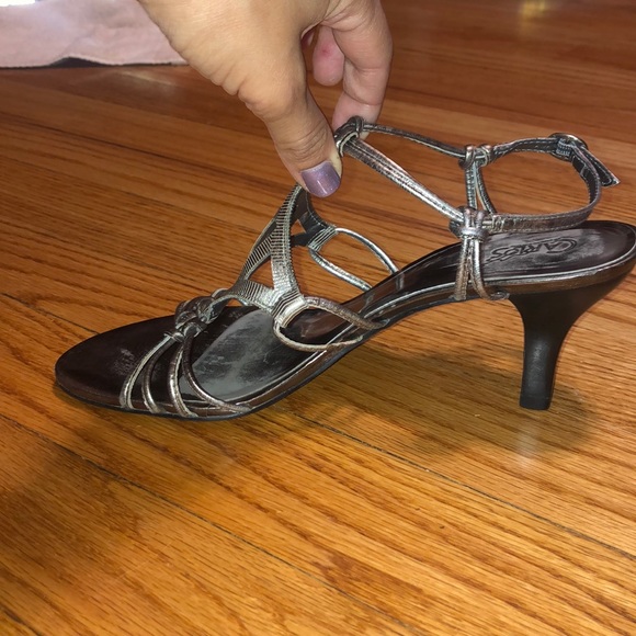 Carlos Santana gray/silver heels, size 9 - Picture 5 of 6
